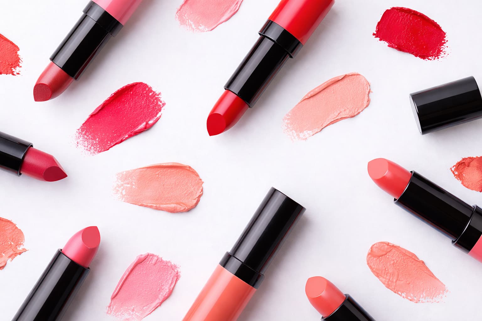 Verschiedene Lippenstifte in Rottönen mit Farbswatches – Produktvielfalt für Kosmetik-Einsteiger