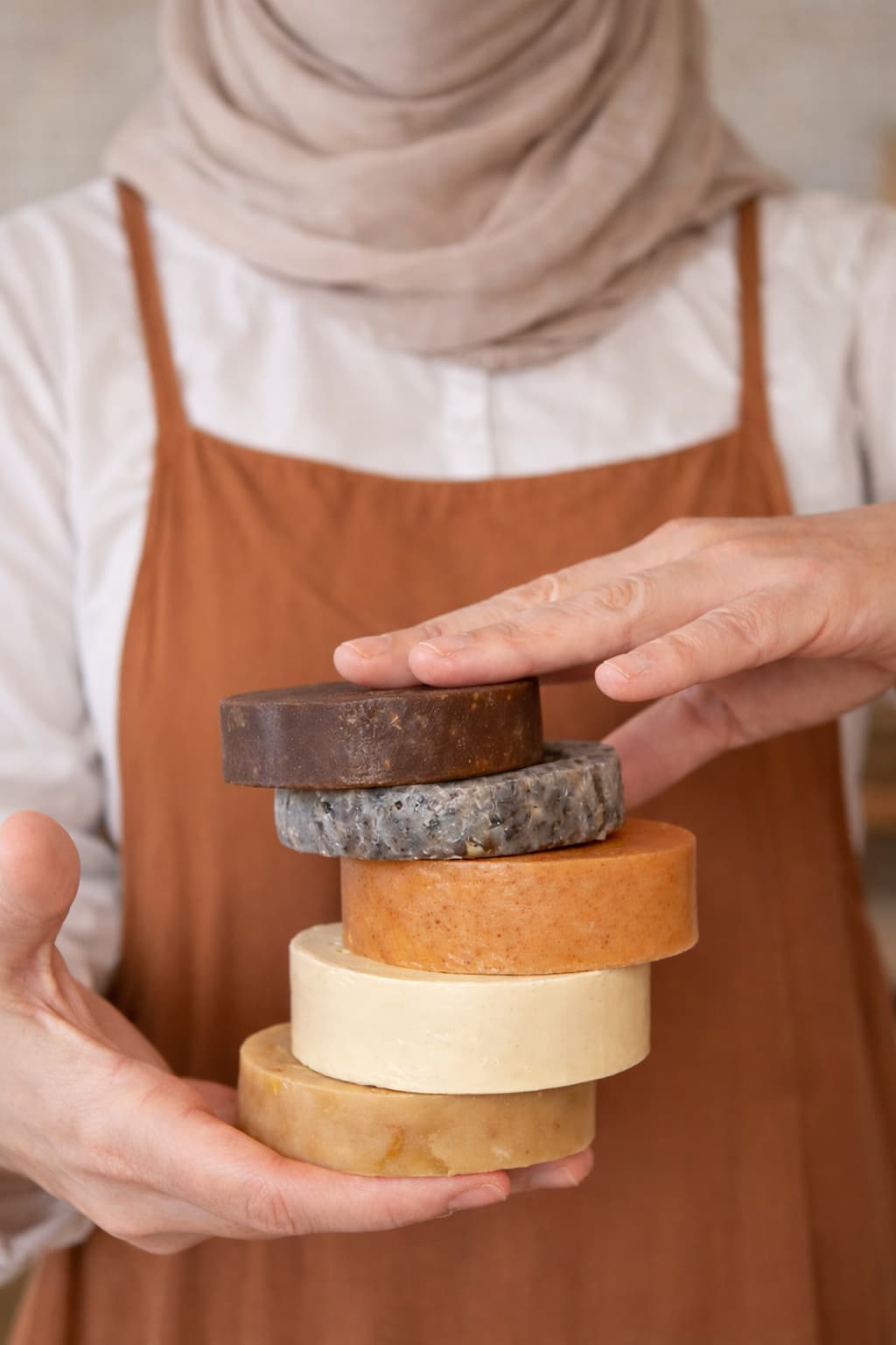 Verschiedene handgemachte Naturseifen in unterschiedlichen Farben und Texturen – Seife selber herstellen und verkaufen