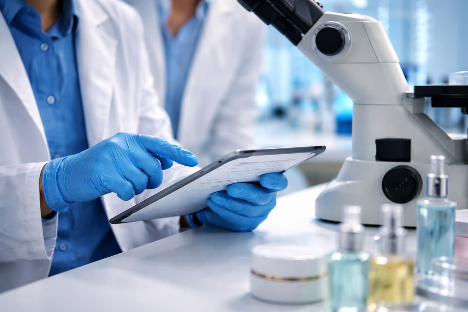 CPNP-Meldung im Cosmetic Products Notification Portal — Laborantin erfasst Kosmetik-Produktdaten auf Tablet neben Mikroskop und Pflegeprodukten