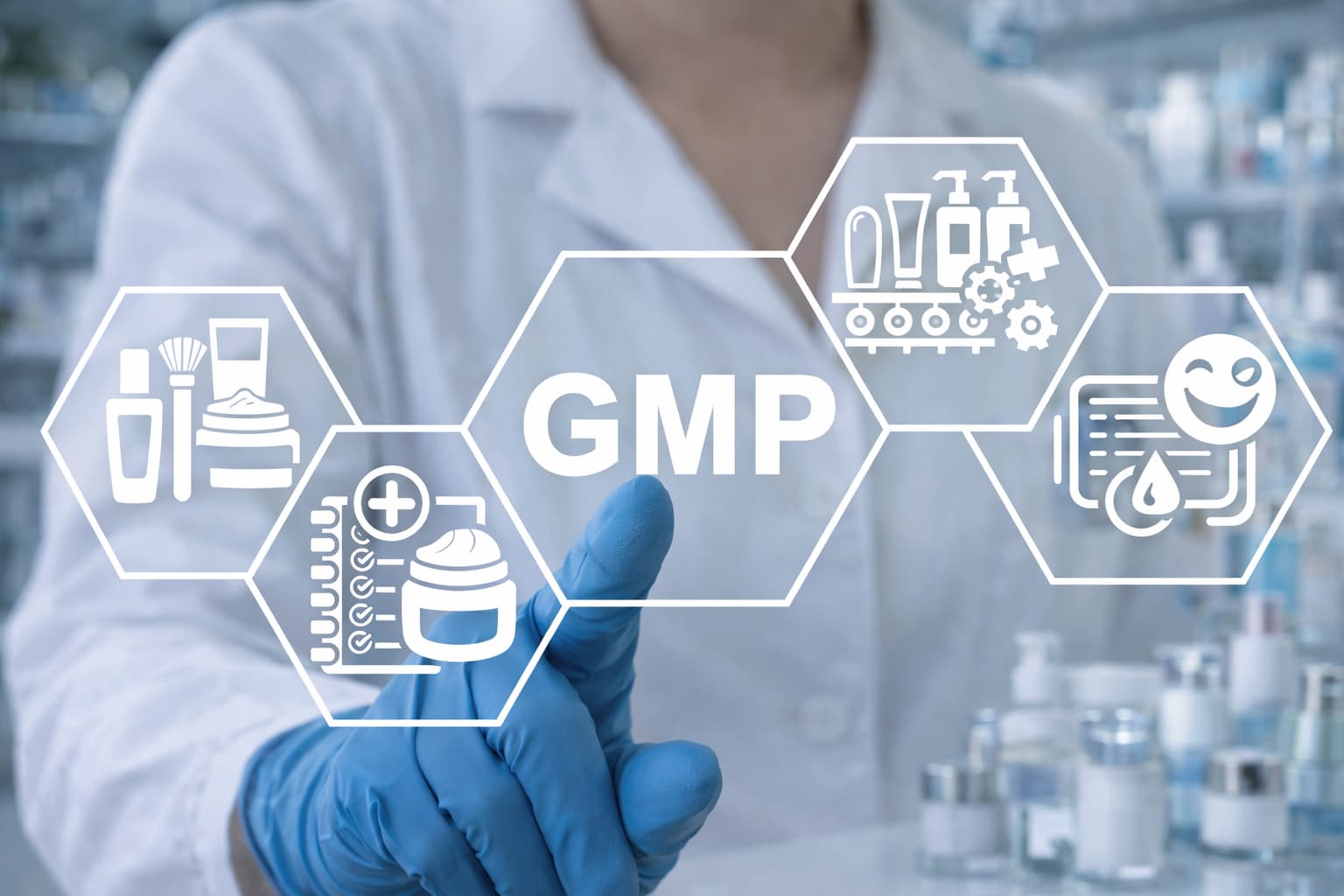 Kosmetik GMP nach ISO 22716 — Laborantin zeigt auf GMP-Infografik mit Symbolen für Qualitätskontrolle, Produktion und Dokumentation im Kosmetiklabor