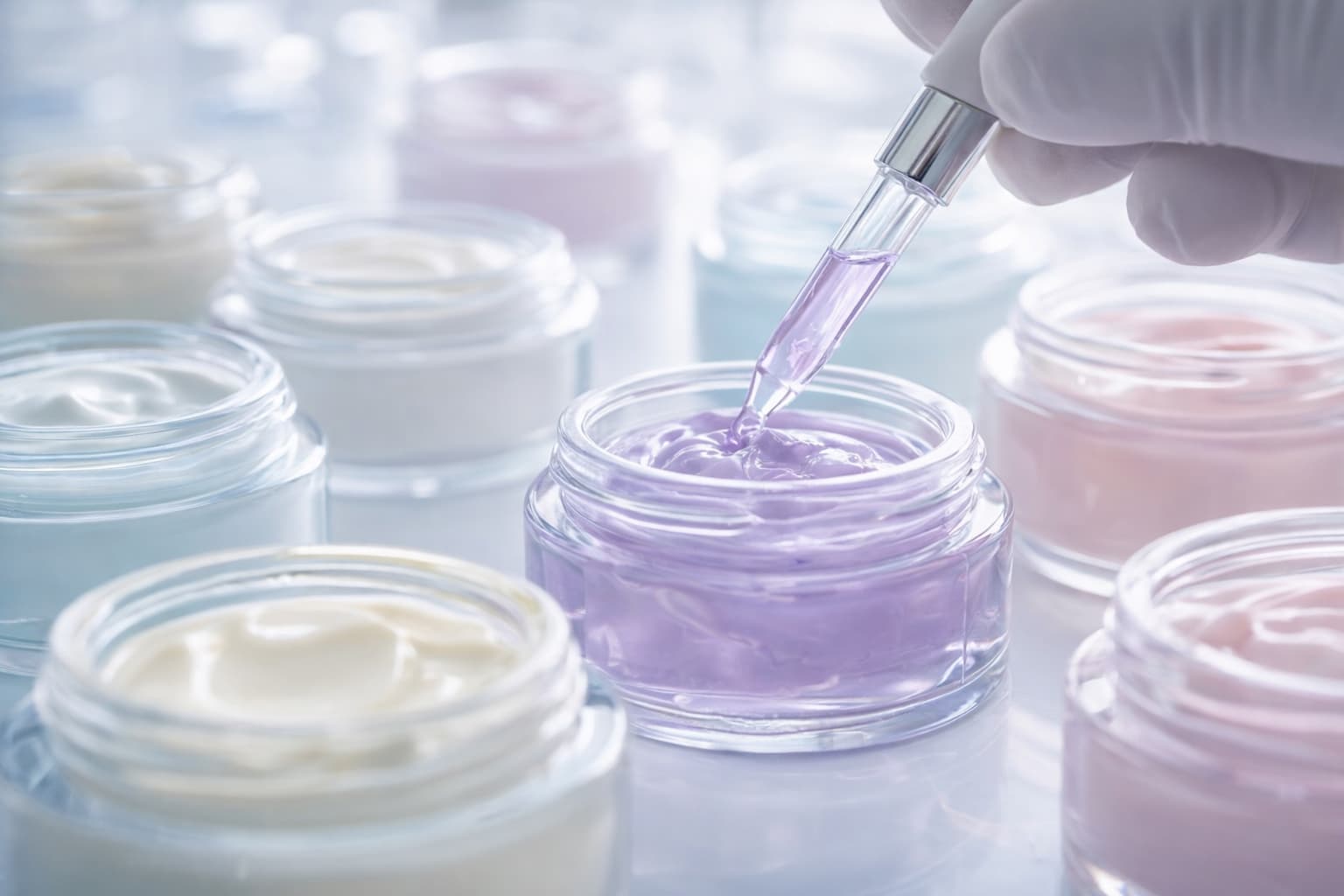 Rezepturmanagement für Kosmetik — Kosmetische Formulierungen in Cremetiegeln mit Pipette im Labor